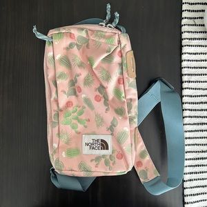Cute crossbody north face bag!